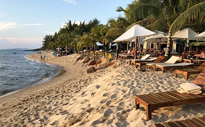 Чистый пляж на Фукуоке с призывом к ответственному туризму и защите природы