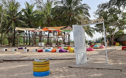 Пляж Гранд Ворлд с бесплатными лежаками и зонтиками в курортном комплексе VinGroup