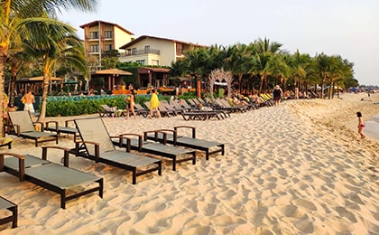 Пляж Лонг Бич на Фукуоке с шезлонгами и пляжными барами вдоль берега