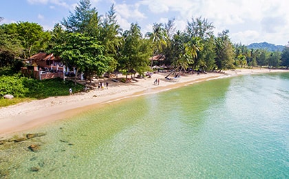 Скалистые выступы на пляже Онг Ланг для снорклинга и наблюдения за рыбами