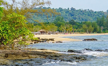 Дикий пляж Вунг Бау с казуариновыми деревьями и пустынным берегом