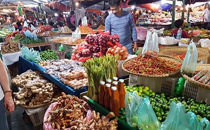 Ночной рынок Фукуока работает в сезон дождей - морепродукты и сувениры