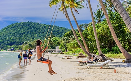 Пляж Сао на Фукуоке с мелким песком и теплой водой 28 градусов
