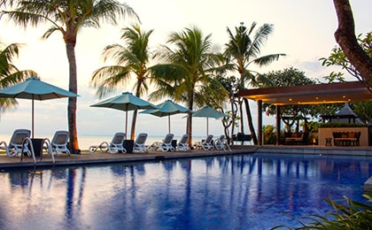 Отель Anvaya Beach Resort в Куте с бассейном и видом на Индийский океан