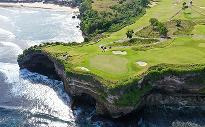 Поле для гольфа Bali National Golf Club в Нуса-Дуа с видом на океан