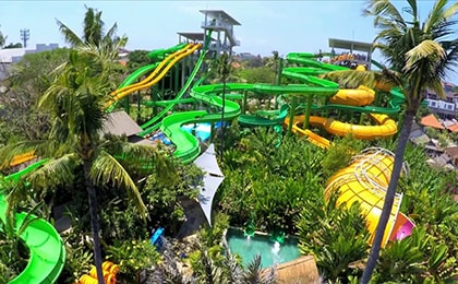 Водные горки аквапарка Waterbom в Куте с тропической растительностью