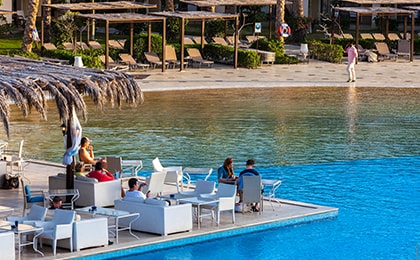 Подогреваемый бассейн египетского отеля с отдыхающими в январе