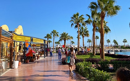 Вечерняя набережная Хургады в январе с кафе и прогуливающимися туристами