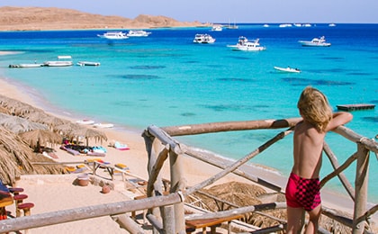 Поиск семейных туров в Египет: пляж Хургады с детьми