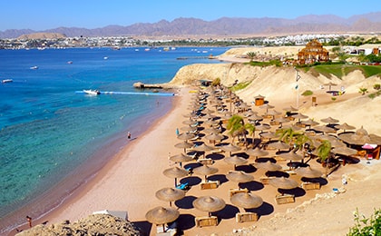 Бухта Наама Бей в Шарме в феврале с горами Синай на фоне