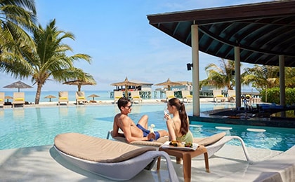 Приватный пляж для пар на курорте Adults Only Centara Ras Fushi атолл Северный Мале