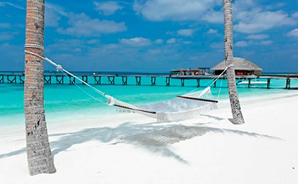 Пляж островного курорта в сентябре — низкий сезон с максимальными скидками