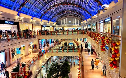 Торговый центр İstinye Park в Стамбуле во время зимних распродаж в январе