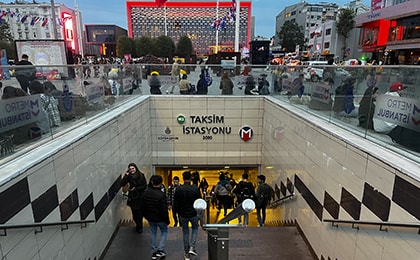 Станция метро M1 в районе Таксим со входом Istanbul Kart