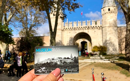 Museum Pass Istanbul у входа во дворец Топкапы - экономия на билетах в музеи