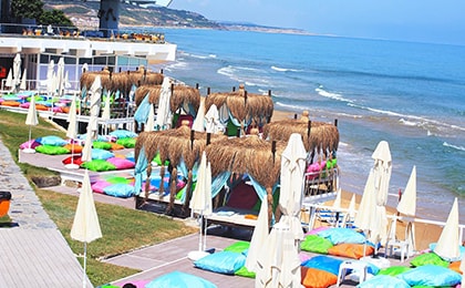 Песчаный пляж Кильос на Чёрном море с шезлонгами и beach club зоной