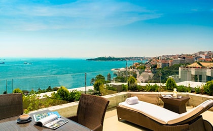 Вид на Босфор из номера отеля Swissotel - комфортное размещение в Стамбуле