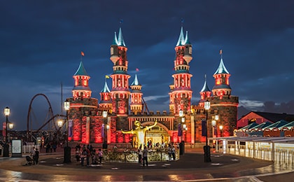 Американские горки и колесо обозрения в парке Vialand Стамбул