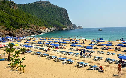 Пляж Клеопатра в Алании с золотистым песком - популярное место для недорогого отдыха в Турции