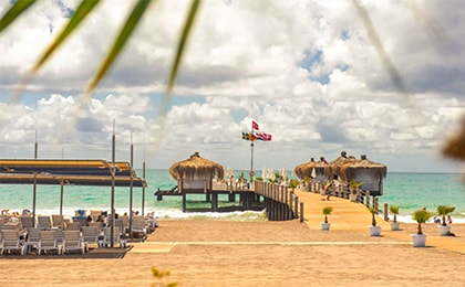 Семьи с детьми купаются на пляже Лара в Анталии - песчаный берег и пологий вход в море