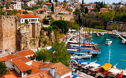 Старый порт Калеичи в Анталье с деревянными лодками и османской архитектурой