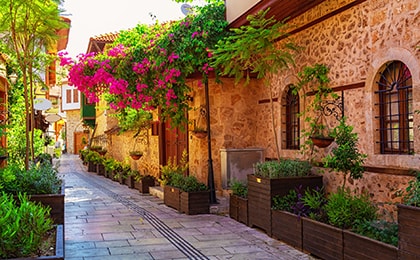 Узкие улочки старого города Калеичи в Анталии с османскими домами