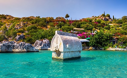 Прозрачная вода над руинами античного города в бухте Кекова возле курорта Каш