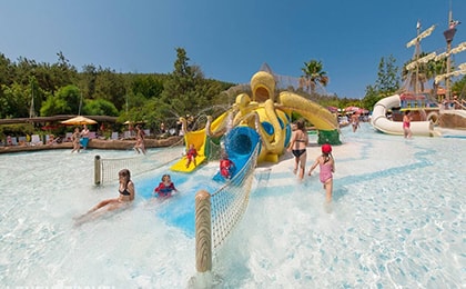 Семейный аквапарк в турецком отеле с горками и детским бассейном