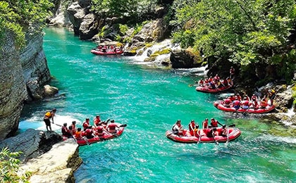 Река в каньоне Кёпрюлю для рафтинга в 40 километрах от курортов Белека и Сиде