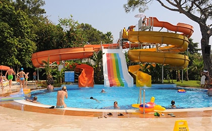 Детский бассейн с горками в семейном отеле Кемера all inclusive