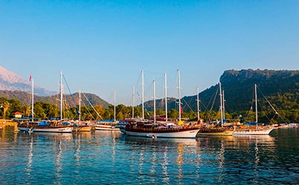 Пристань для яхт в Кемере с отелями второй линии на фоне Таврских гор