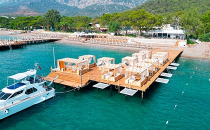 Пристань с яхтами в Кемере на фоне Таврских гор и отелей первой линии