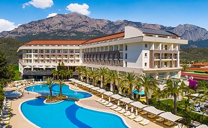 Отели второй линии в Кемере у подножия Таврских гор с видом на Средиземное море