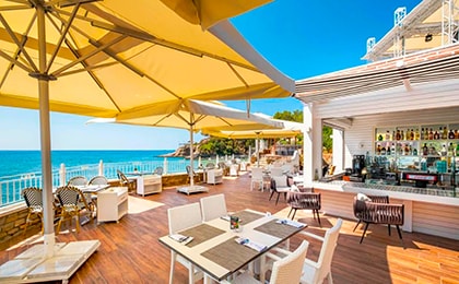 Пляжные клубы Алании с видом на Красную башню и набережную