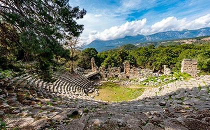 Древний город Фазелис с амфитеатром у побережья Кемера