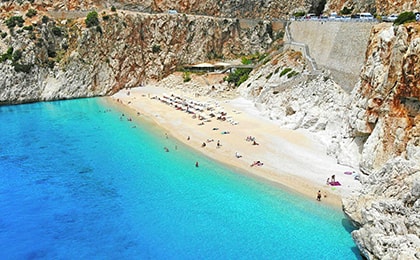 Малолюдный пляж Капуташ между утесами недалеко от Каша с прозрачной водой