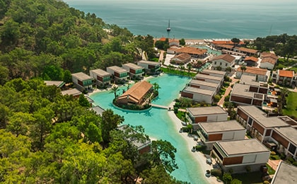 Бассейн отеля Rixos Premium Tekirova с видом на Средиземное море