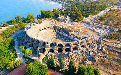 Семьи с детьми на экскурсии в античном амфитеатре Сиде - культурная программа в Турции