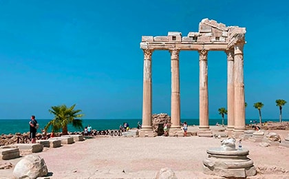 Античный храм Аполлона в Сиде на берегу Средиземного моря