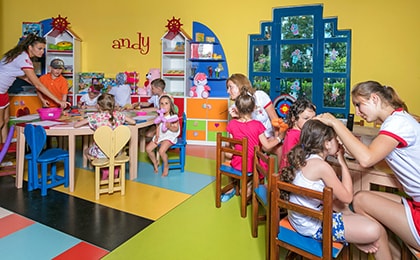 Детский мини-клуб с аниматорами в семейном отеле Турции