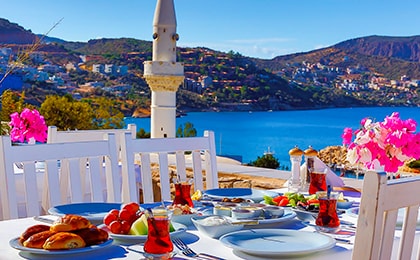 Турецкий завтрак на террасе отеля с видом на Средиземное море