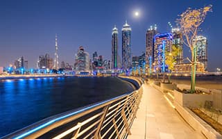 Вечерняя набережная Dubai Creek в Дейре: прогулочная зона с видом на исторический центр