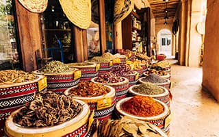 Colorful Spice Souk в Дейре: прилавки с восточными специями шафраном и благовониями