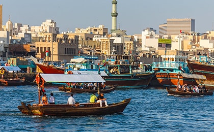 Залив Dubai Creek с традиционными лодками абра - культурные экскурсии в Дубае