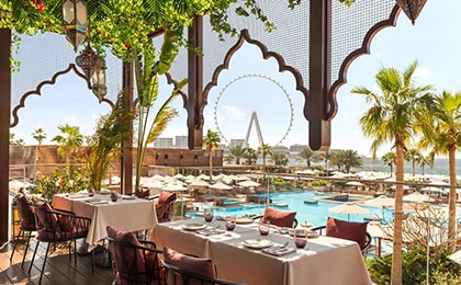Пляж района JBR в Дубае с отелями Rixos Premium и зоной для семейного отдыха