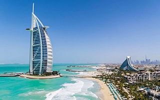 Побережье района Джумейра в Дубае на с видом на отель Burj Al Arab