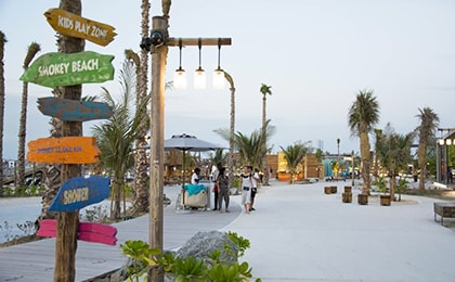 Набережная пляжа La Mer с семейными развлечениями и кафе у моря в Дубае