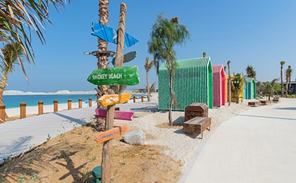 Пляж Ла Мер в Дубае с белым песком и зоной отдыха для пар у Персидского залива