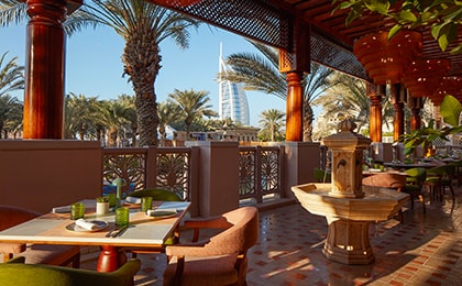 Ресторан Пьершик на сваях над водой в районе Madinat Jumeirah для романтического ужина