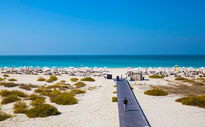 Природный пляж острова Саадият в Абу-Даби для спокойного отдыха